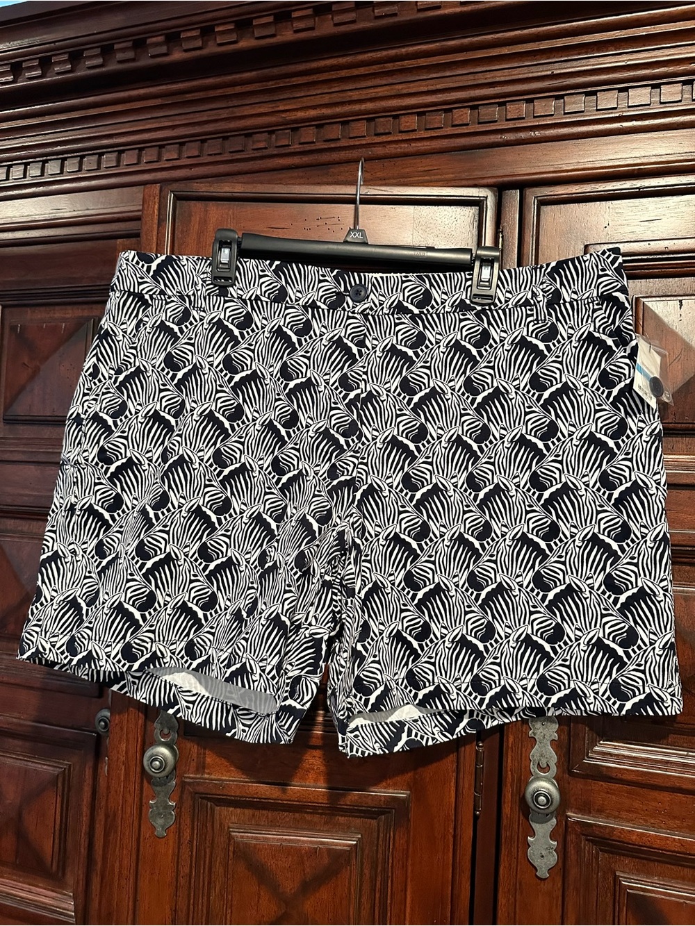 20W CROWN & IVY NWT  Black & White Zebra Print Bermuda Shorts